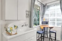 Cozy Haven - Charming Hideaway with Kitchen, Wifi, Patio