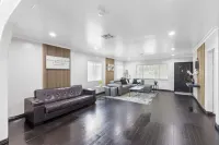 Charming Family Home with Jacuzzi and Outdoor Hot Tub - Delightful Retreat