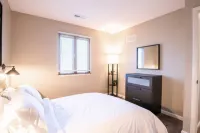 Dramatic Monochromatic Design with Modern Amenities - Cozy Chic Hoteles en Municipio de Fondulac
