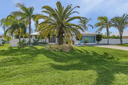 Private Beach, Pool Table and Spa Pool - Stunning Tropical Oasis