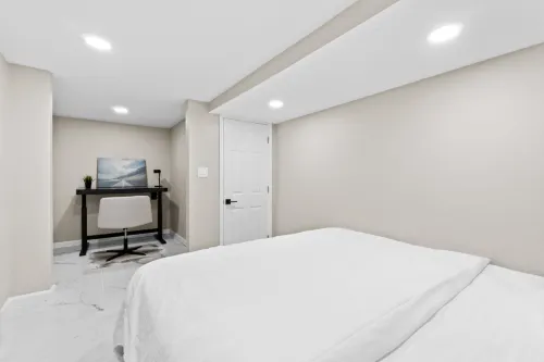 Stylish Interiors with Smart TV and Work Station - Chic Urban Escape فنادق في Bayonne