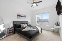 Bright 2-Bedroom Condo in Downtown with Parking
