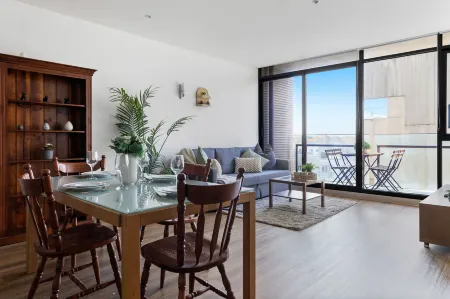 A Chic 2BR Apt Near Melbourne Uni, FREE Parking