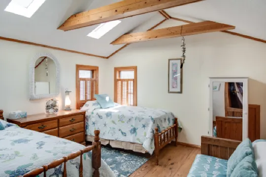 Charming Coastal Escape with Deck and Scenic Sunsets - Delightful Haven