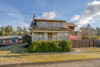 Fenced Backyard with Gas Fire Table and Luxurious Amenities - Gorgeous Coastal Retreat