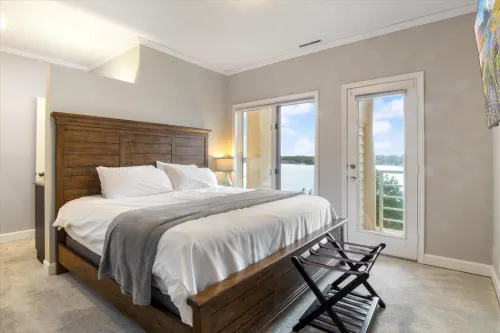 Lovely lakeside condo with pool, tennis court, fireplace, & washer/dryer Hotels in Village of Four Seasons