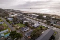 Private Hot Tub and Fenced Backyard - Charming Coastal Retreat Hotels in Rockaway Beach