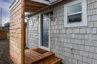 Private Hot Tub and Fenced Backyard - Charming Coastal Retreat Hotels in Rockaway Beach
