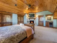 Charming Retreat with Hot Tub and Arcade - Cozy Modern Escape Hotel a Blue Ridge