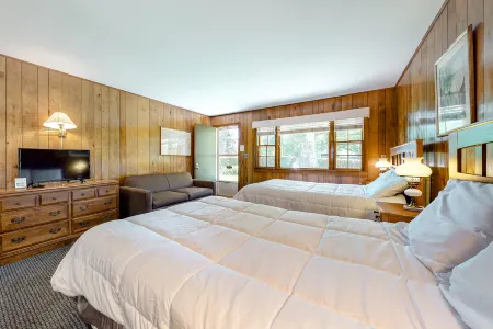 Wonderful studio steps from the bay w/free WiFi, kitchenette, great water views