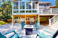 Cheery house with deck, sunroom & patio - short walk to pond, beach & Rail Trail Hotel a Brewster
