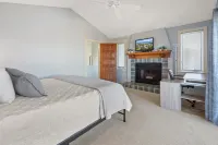 Stunning Villa with Poolside Access and Modern Amenities - Exquisite Escape