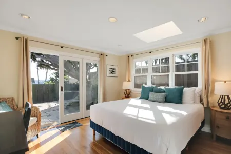 Steps from Shoreline Park and Generous Kitchen - Charming Tropical Haven Отели рядом с достопримечательностью «Мортон Бэй Фиг Три»