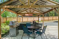 Mountain Spa and Outdoor Fire Pit - Inviting Rustic Retreat Hotels in Lewis County