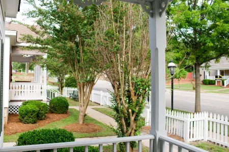 Charming Getaway with Modern Amenities - Cozy Cottage Retreat