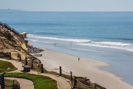 Oceanfront Views and Gated Community - Gorgeous Coastal Retreat Отели рядом с достопримечательностью «Fletcher Cove Community Center»