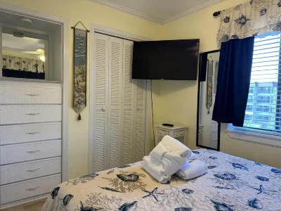 Balcony with Beach Views and Resort Amenities - Spacious Coastal Haven Hoteles cerca del Aeropuerto Hilton Head