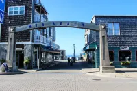 Cute, dog-friendly cottage w/ views in Nye Beach - walk to shops & the park Hotels in Newport