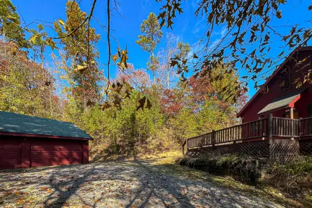Picture-perfect cabin with private hot tub, deck space, fireplace, & more Отели в г. Эпворт