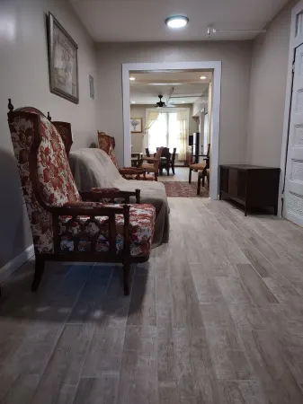 2 BEDROOM 3RD FLOOR RENOVATED W/KITCHEN - 3 MINUTES TO SUBWAY Отели рядом с достопримечательностью «I-Ам-Парк»