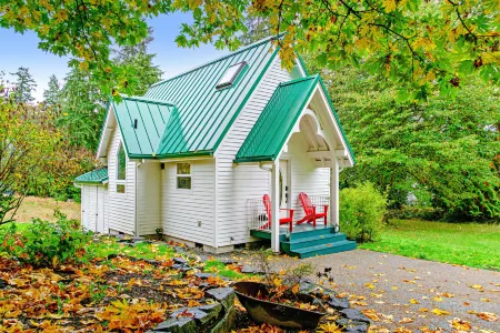 Fairytale Cottage with a Lovely Meadow Setting, Patio & WiFi - Walk to KVI Beach Отели рядом с достопримечательностью «Lavender Hills Farm»