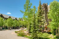 Ground-floor condo steps from Center Village & lifts with fireplace, patio, WiFi Hotels in Copper Mountain