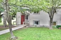 Outdoor Pool and Scenic Views - Spacious Inviting Retreat