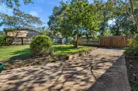 Dual Houses with Full Kitchens and Fenced Yard - Charming Retreat 塔拉哈西住宿飯店