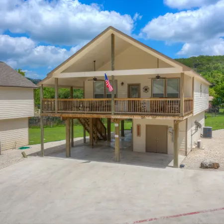 Let's Go Tubing! Awesome House-Next to River!
