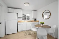 Beachfront Access and Kitchenette Amenities - Charming Coastal Haven Hotel a Rockaway Beach