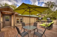 Charming Cottage with Spacious Deck and Modern Kitchen - Quaint Retreat Hôtels à : Comte de Fannin