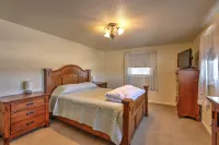 Panoramic Rocky Mountain View and Unique Services - Spacious Cozy Retreat
