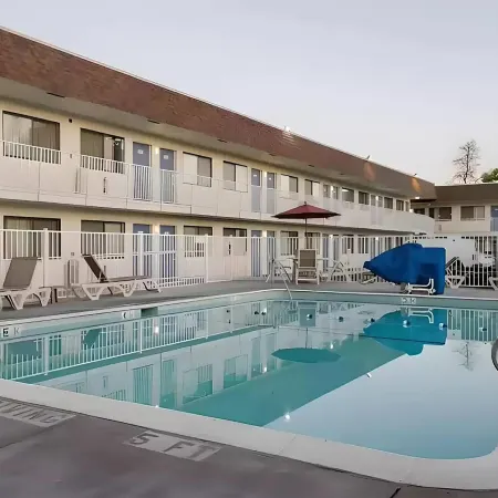 Super 8 by Wyndham Turlock