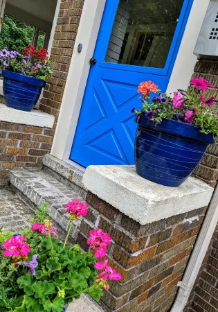 Modern 1920's Bungalow ~ 5 Minutes from Lambeau Field Отели в г. Аллоез