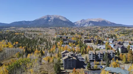 Breathtaking Mountain Views and Cozy Fireplace - Charming Ski Retreat Отели в г. Уайлдернест