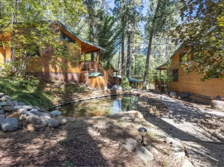 Gorgeous Mountain Views and Cozy Fireplace - Rustic River Sanctuary