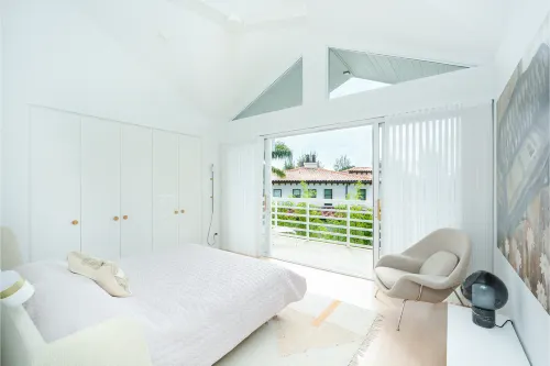 Stunning Bay Views and Spacious Design - Elegant Coastal Retreat