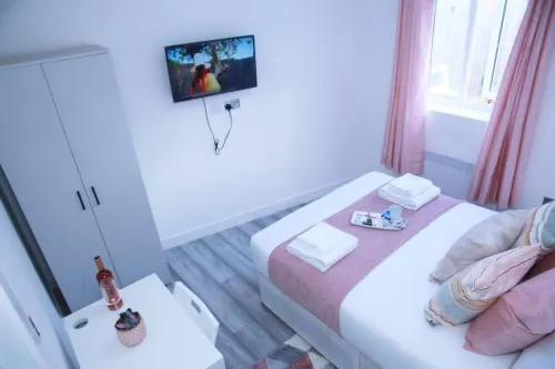 Impeccable 1-Bed Apartment in Harrow 해로우 호텔