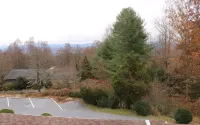 Echo Mountain Inn - parking