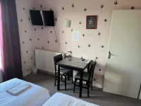 Le Lyon Vert Hotels in Commentry