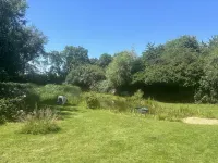Cabin Retreat in Bedford - Sleeps 2 & Free Parking - 2-Star