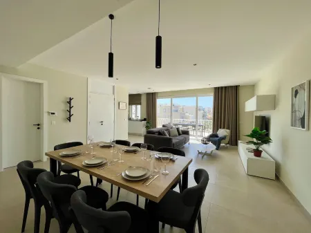 Bugibba Square Seafront Apartments by Holi Отели рядом с достопримечательностью «Pjazza San Pawl Playground»