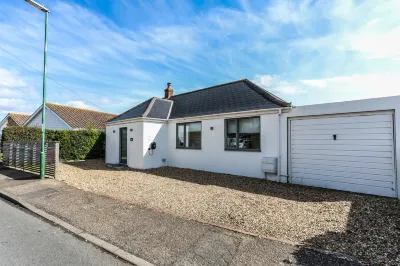 Iona 4 Bed Luxury in the Heart of Bracklesham Bay