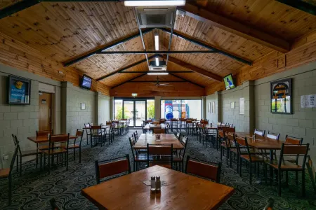 Capella Hotel Motel Отели в г. Эмеролд