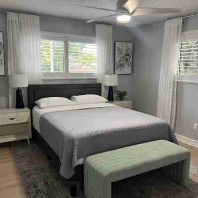 3 Bed - Sleeps 6 - Free Parking - 5 Mins to Beach Rooms