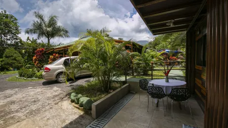 Cabañas Río Escondido en la Fortuna Отели рядом с достопримечательностью «Monteverde Cloud Forest Biological Preserve»