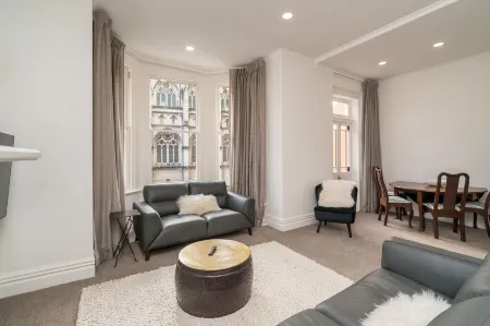 Inner City Elegance on Stuart Street Отели рядом с достопримечательностью «Clocktower Building Leith Street»