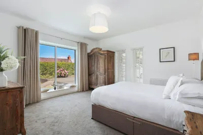 The Hawthorns - Large Luxury Cottage, Hot Tub, Sea Views