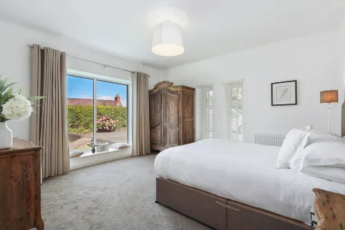 The Hawthorns - Large Luxury Cottage, Hot Tub, Sea Views - parking