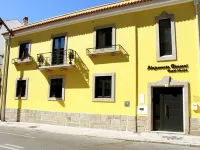 Alojamento Girassol - Guest House - Quarto Com Casa de Banho Privativa Hotels in Castelo Branco